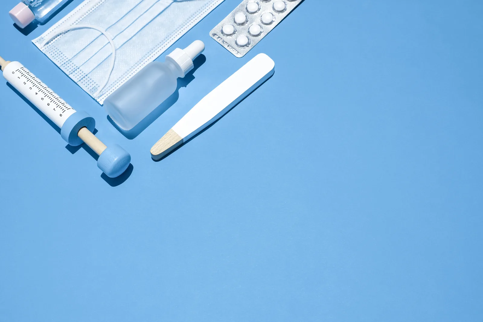 Productos e insumos médicos sobre fondo azul
